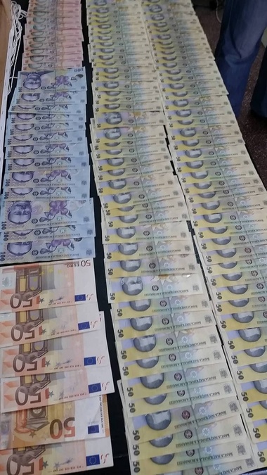 Casieră a unei bănci din Ploieşti, cercetată pentru delapidare