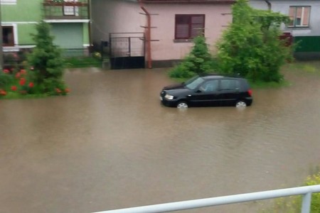 Mai multe străzi şi gospodării din Sibiu, inundate în urma ploilor torenţiale; un copac a căzut pe o stradă, blocând traficul