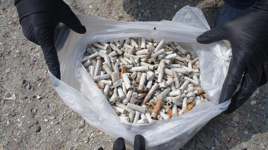 Peste 200 de kilograme de deşeuri, în special mucuri de ţigară, beţe de cafea şi capace, strânse de pe plaje