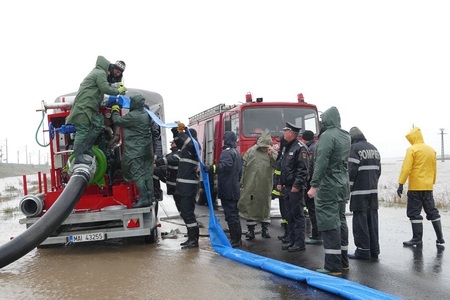 Pompierii prahoveni intervin cu motopompe pentru evacuarea apei din mai multe subsoluri inundate în urma unei ploi torenţiale