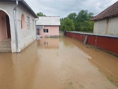 Pompierii maramureşeni intervin pentru evacuarea apei din 15 gospodării inundate în urma ploilor torenţiale - FOTO