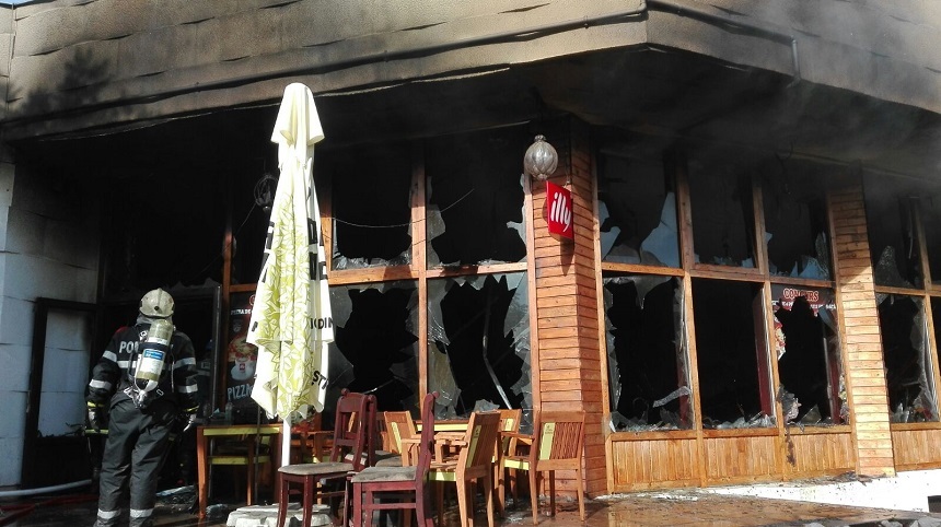 Incendiu puternic într-un restaurant de la parterul unui bloc din Târgu Mureş. Locatarii, evacuaţi din cauza fumului gros. VIDEO