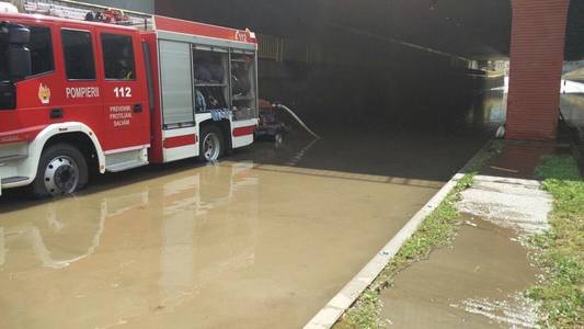Pompierii prahoveni au intervenit pentru evacuarea apei din case, beciuri şi subsoluri inundate în urma plorilor abundente