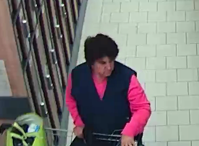 Femeie suspectată că a furat sacoşa unui client dintr-un supermarket din Piteşti, căutată de poliţişti 