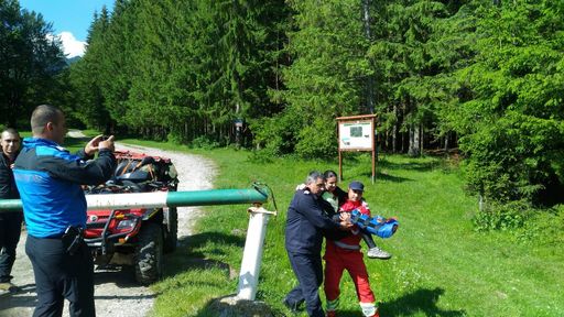 Acţiune a ISU Prahova pentru recuperarea unui turist supraponderal care nu poate coborî de pe munte
