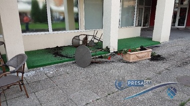 Satu-Mare: Bărbatul care a intrat cu maşina într-o terasă, în continuare căutat; poliţiştii fac cercetări pentru distrugere şi tulburarea liniştii publice