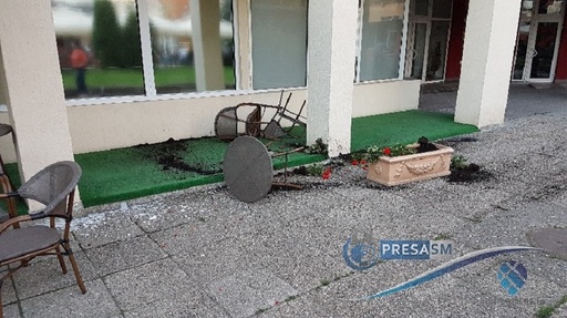 Satu-Mare: Bărbatul care a intrat cu maşina într-o terasă, în continuare căutat; poliţiştii fac cercetări pentru distrugere şi tulburarea liniştii publice