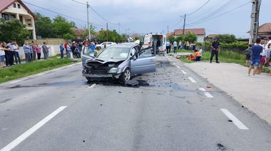 Vâlcea: Una dintre cele patru persoane rănite după ce autoturismul în care se aflau s-a izbit de un cap de pod a murit