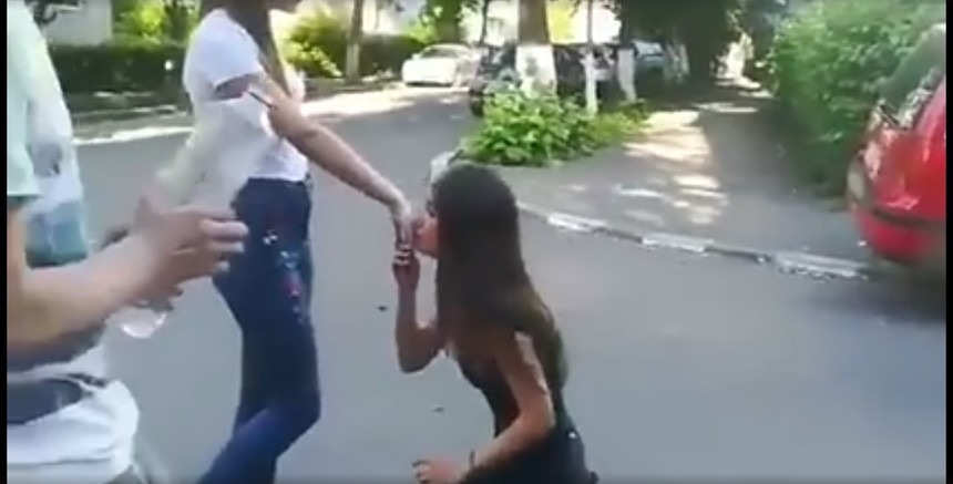 Tânăra filmată în timp ce era bătută şi umilită de două adolescente a depus plângere la poliţie. Băiatul care stropea victima cu apă e şi el cercetat penal