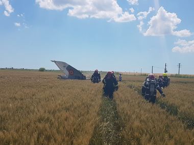 MApN, despre prăbuşirea avionului: În timpul executării manevrelor de aterizare, pilotul a raportat o defecţiune majoră la motor