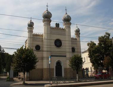 Poliţiştii clujeni, sesizaţi după ce pe Sinagoga Evreiască au apărut mesaje antisemite