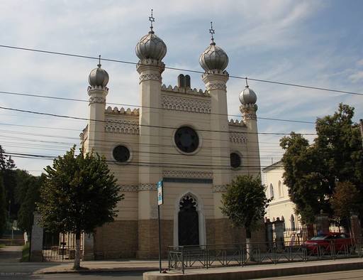 Poliţiştii clujeni, sesizaţi după ce pe Sinagoga Evreiască au apărut mesaje antisemite