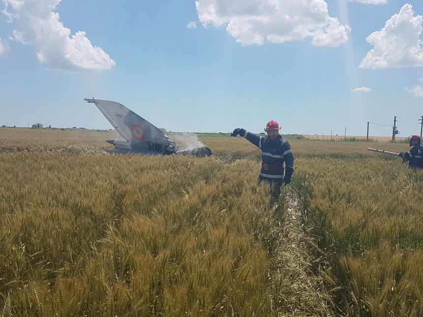 Medic: Pilotul rănit în urma prăbuşirii unui avion Mig 21 LanceR la Constanţa nu îşi poate mişca picioarele şi va fi supus unei intervenţii chirurgicale la coloană