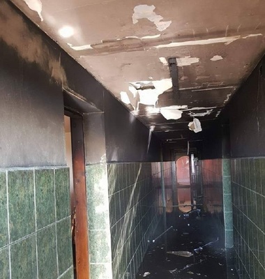 Copiii dintr-un centru de protecţie din oraşul arădean Ineu au fost evacuaţi în urma unui incendiu izbucnit în clădire - FOTO