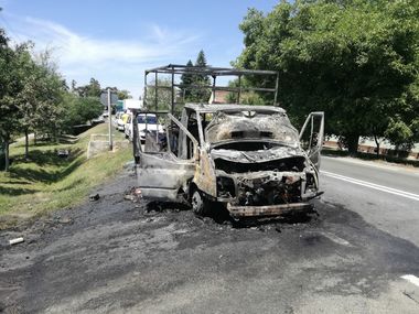 Arad: O camionetă a luat foc în trafic, pe DN7, afectând circulaţia - FOTO