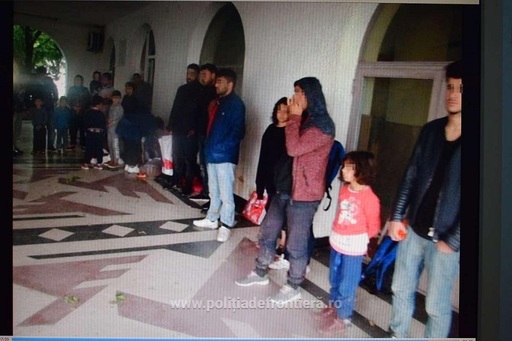Treizeci şi doi de irakieni, solicitanţi de azil în România, găsiţi ascunşi într-un automarfar cu mobilă de către poliţişti de frontieră de la PTF Borş