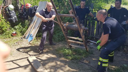 Vâlcea: Un tânăr de 21 de ani care săpa o fântână, prins sub un mal de pământ, la aproximativ 12 metri adâncime - FOTO/VIDEO