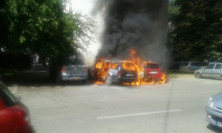 Incendiu puternic în apropierea Judecătoriei Vaslui, din centrul municipiului, după ce două maşini au luat foc - FOTO, VIDEO
