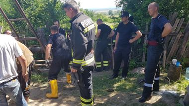 Salvatorii au ajuns la tânărul prins sub un mal de pământ la Ioneşti, Vâlcea. Bărbatul nu mai are semne vitale