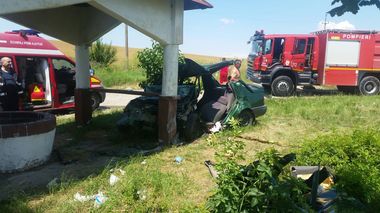 Giurgiu: Un bărbat a murit, iar soţia sa a fost rănită după ce maşina în care erau a intrat în foişorul unei fântâni