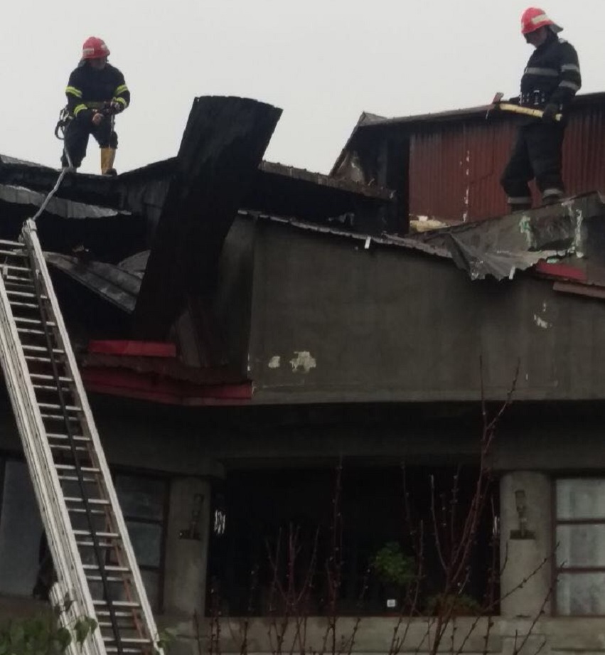 O vilă din localitatea Goleşti, judeţul Vrancea, a ars într-un incendiu provocat de un trăsnet. Pompierii au intervenit pe o ploaie torenţială - FOTO