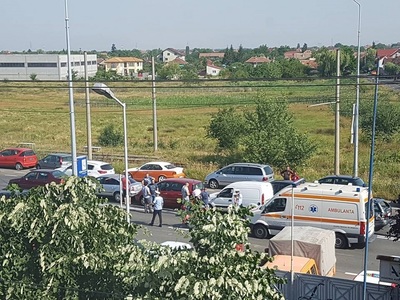 Arad: Cinci autoturisme şi o motocicletă, implicate într-un accident în lanţ soldat cu un rănit grav - FOTO