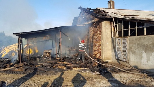 Un depozit de lemne în care funcţiona şi o fabrică de teracotă a ars într-un incendiu provocat de un scurtcircuit - FOTO