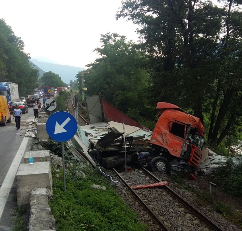 Circulaţie feroviară blocată în judeţul Vâlcea după ce un TIR a derapat şi a căzut pe calea ferată - FOTO
