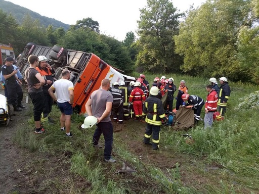 UPDATE Un autocar cu tineri s-a răsturnat pe drumul dintre Râşnov şi Pârâul Rece - 16 persoane au fost rănite, cinci fiind în stare gravă. Infotrafic - pierderea controlului volanului în curbă, cauză a accidentului FOTO, VIDEO