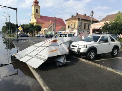 Pagube estimate la şase milioane de lei la o staţiune de cercetare din Arad cu 750 de bovine; directorul susţine că a avut loc o tornadă