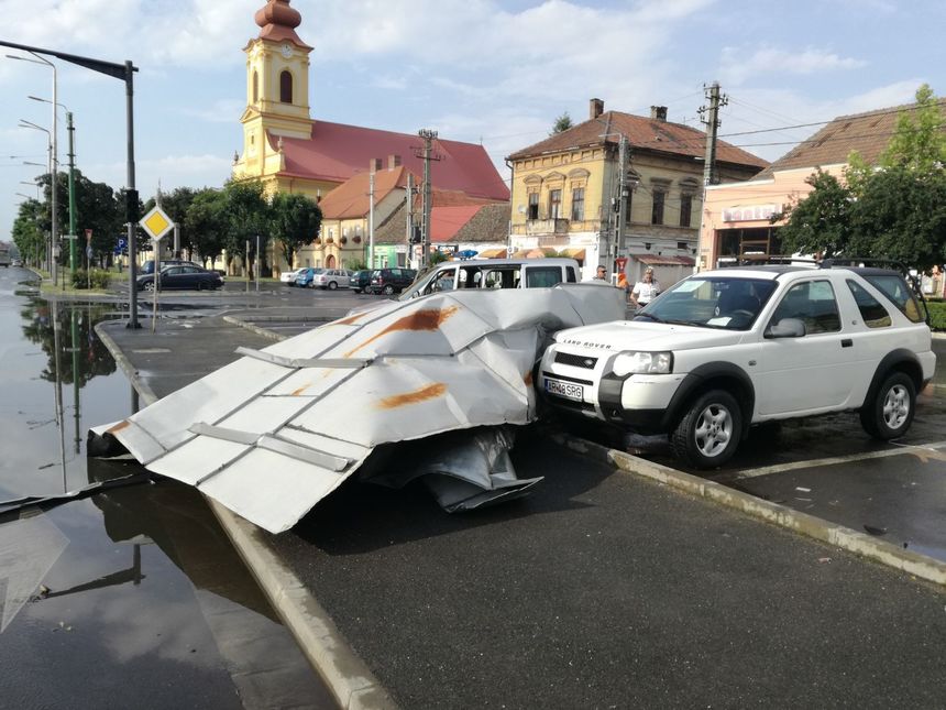 Pagube estimate la şase milioane de lei la o staţiune de cercetare din Arad cu 750 de bovine; directorul susţine că a avut loc o tornadă