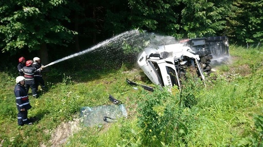 Pompierii prahoveni au reuşit repunerea pe roţi a capului-tractor al cisternei răsturnate pe A3, în continuare blocată