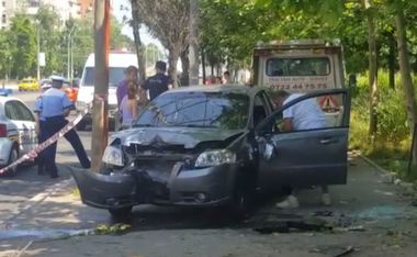 UPDATE: Mai mulţi pietoni au fost loviţi de o maşină pe Calea Văcăreşti, din Capitală. Doi dintre ei au fost răniţi, fiind duşi la spital. Un bărbat este în comă, cu traumatism cranio-cerebral şi contuzii pulmonare, fiind sedat şi intubat. VIDEO
