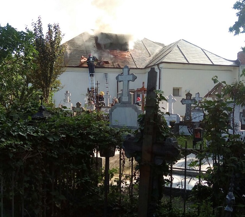 UPDATE Incendiu la o clădire din incinta cimitirului din Cernica. Flăcările au fost stinse de pompierii bucureşteni după aproximativ două ore - FOTO