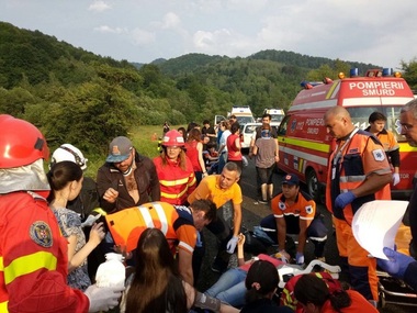 Zece persoane mai sunt internate în spital, în urma accidentului de autocar de pe DN 73A. Cauza, neadaptarea vitezei la condiţiile de drum