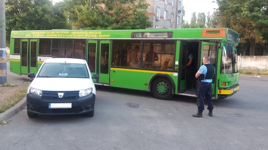 Constanţa: Un şofer al Regiei de Transport, prins de jandarmi când fura combustibil din rezervorul autobuzului pe care îl conducea