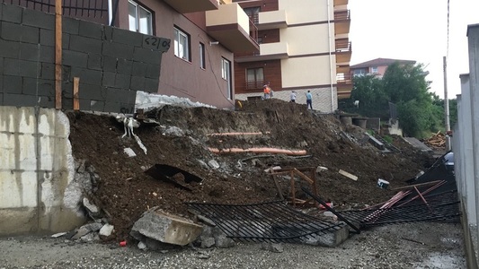 Alunecare de teren pe cincizeci de metri lungime în apropierea unui bloc din municipiul Sibiu, fără a exista victime