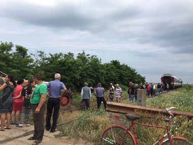 Ialomiţa: Bărbat rănit grav după ce utilajul agricol pe care îl conducea a fost lovit de un tren cu călători - FOTO, VIDEO