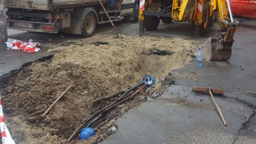 Trei muncitori s-au electrocutat pe un şantier din Capitală; ei au fost duşi la spital - FOTO, VIDEO