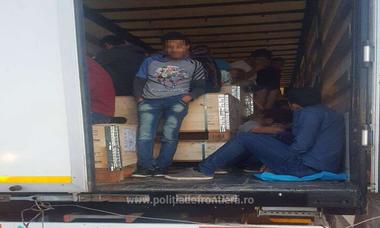 Arad: Peste 90 de migranţi, între care 29 de copii, găsiţi într-un TIR turcesc la graniţa cu Ungaria