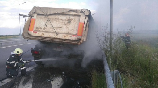 Un autotren încărcat cu pietriş a luat foc pe A3 Bucureşti - Ploieşti, sensul de mers dinspre Ploieşti fiind blocat aproximativ 20 de minute