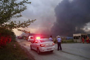UPDATE: INCENDIU puternic la două depozite din Baloteşti. Arafat: Incendiul a fost localizat şi se lucrează la lichidarea lui. Inspector Garda de Mediu: Nu există substanţe periculoase degajate. Traficul pe Aeroportul Henri Coandă nu e afectat. FOTO,VIDEO