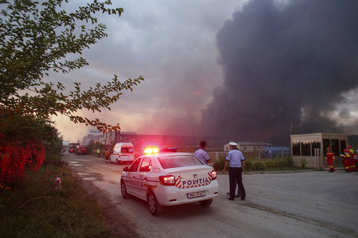UPDATE: INCENDIU puternic la două depozite din Baloteşti. Arafat: Incendiul a fost localizat şi se lucrează la lichidarea lui. Inspector Garda de Mediu: Nu există substanţe periculoase degajate. Traficul pe Aeroportul Henri Coandă nu e afectat. FOTO,VIDEO