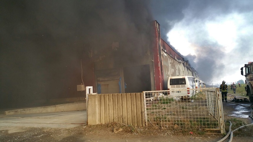 Incendiul de la Baloteşti a afectat un depozit de mobilă şi unul de mase plastice. Flăcări de zece metri. Doi bărbaţi au primit ajutor medical. Din interior se aud explozii succesive