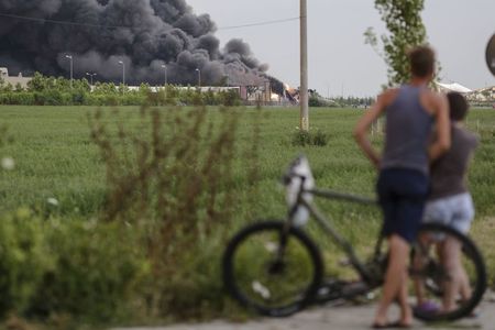 Incendiul violent de la Baloteşti, nestins la mai bine de 12 ore de la izbucnire