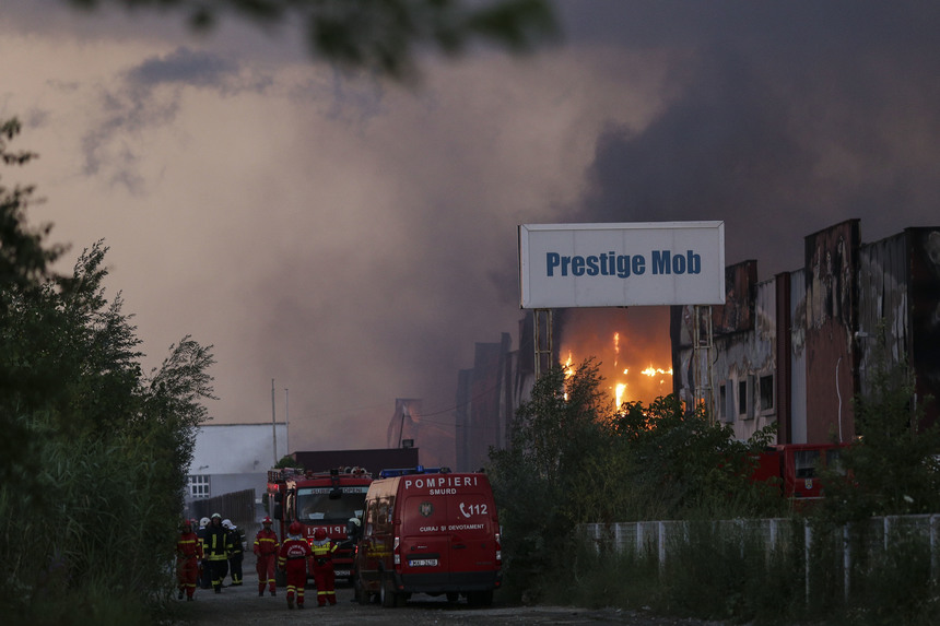 Incendiul de la Baloteşti, încă nestins la aproape 40 de ore de la izbucnire