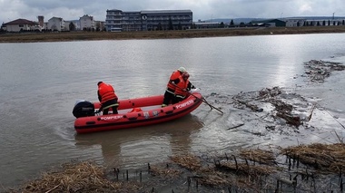 Bacău: Bărbat de 66 de ani, căutat de pompieri într-un canal de evacuare a apei de la o hidrocentrală, după ce a fost dat dispărut