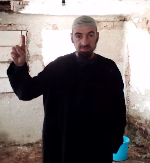 Bărbatul din Argeş suspectat de terorism are un copil şi munceşte ca zilier la firme din Piteşti. La percheziţii, au fost găsite pagini cu versete din Coran