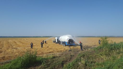 Ialomiţa: Cisterna implicată în accident, plină cu zece tone de azot. Accidentul a fost provocat de un tânăr de 19 ani