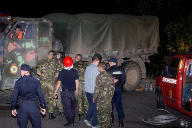 Camionul militar implicat în accidentul din judeţul Argeş a fost scos din râpă şi va fi dus într-o bază a MApN; traficul rutier în zonă a fost reluat